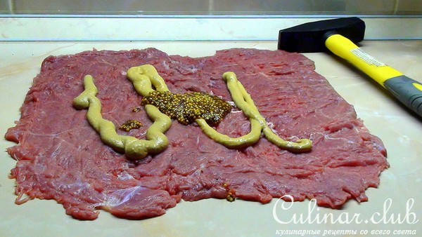 Рулет из говядины с сыро-копчёным окороком и овощным соусом.