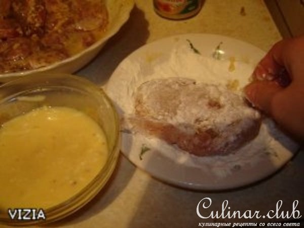 Медальоны из свинины в рубленных орехах