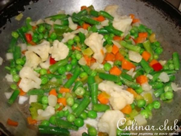 Мясной рулет с макаронами и овощами