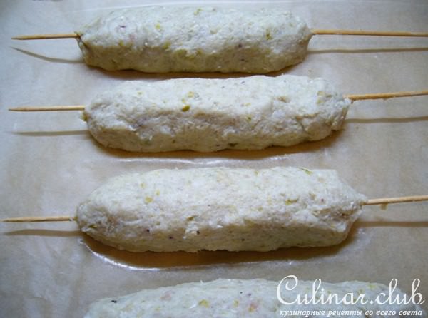 Быстрый «люля-кебаб» с соусом дзадзики и маринованным луком