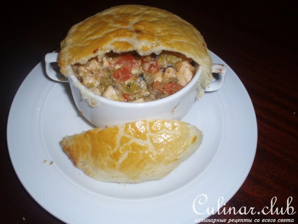 Куриное мясо с луком пореем под крышкой из теста