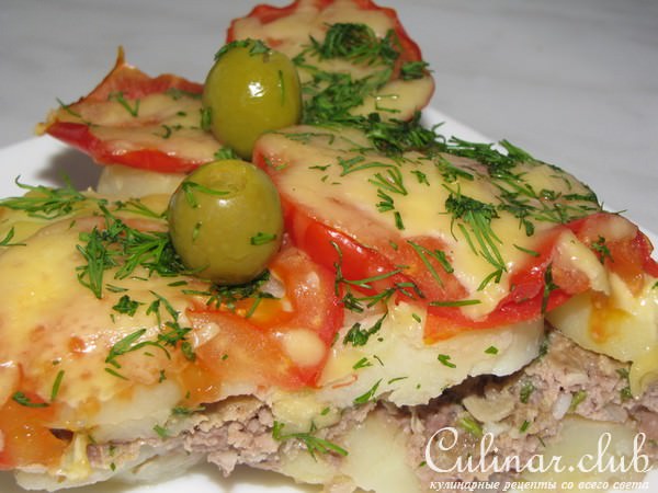Картофельная запеканка с фаршем, томатами и сыром