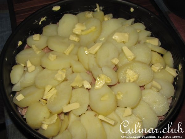 Картофельная запеканка с фаршем, томатами и сыром