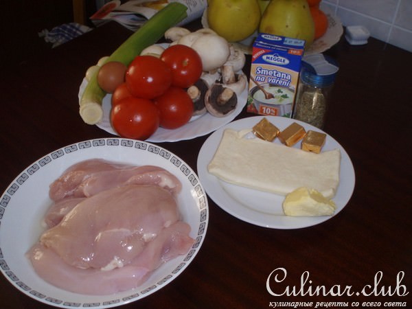 Куриное мясо с луком пореем под крышкой из теста