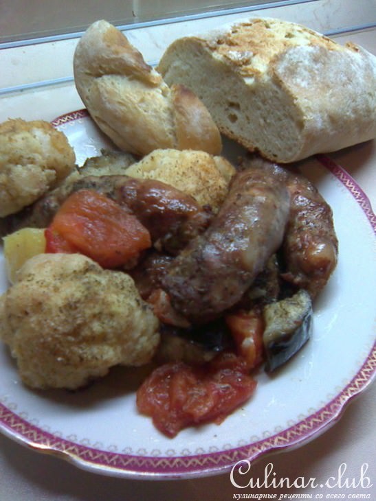 Колбаски, запеченные с овощами и травами. Вариация на тему. Ну и конечно хлебушек, куда без него