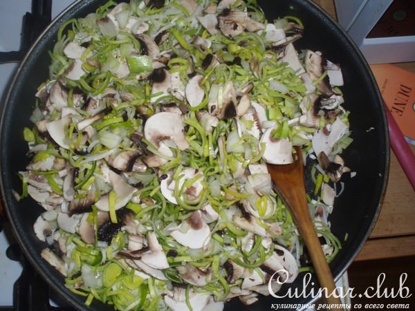 Куриное мясо с луком пореем под крышкой из теста