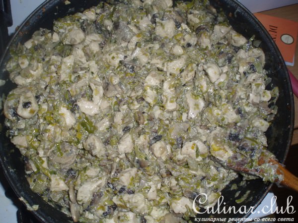 Куриное мясо с луком пореем под крышкой из теста