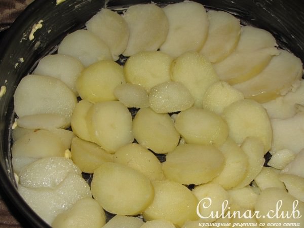 Картофельная запеканка с фаршем, томатами и сыром