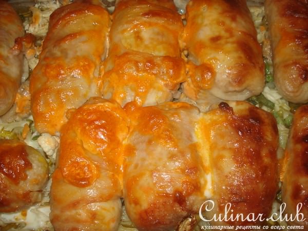 Голубцы в куриных шкурках на овощной подушке