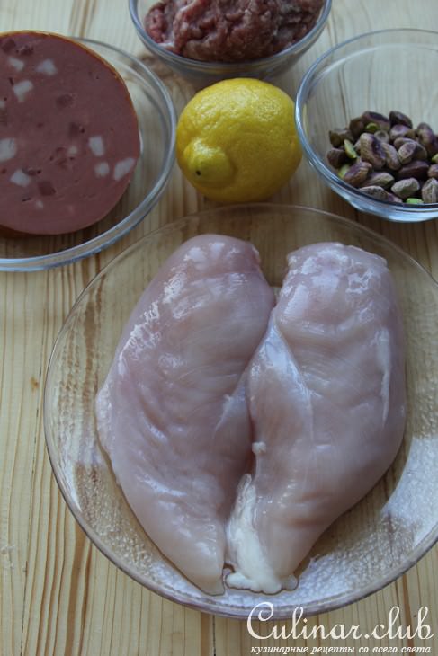 Куриные грудки, фаршированные телячьей колбасой и фисташками, под брусничным соусом