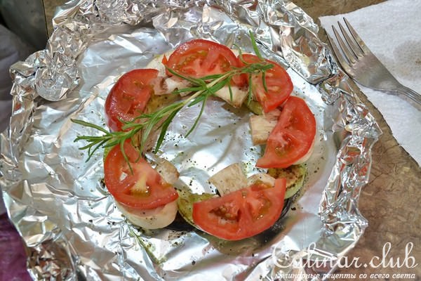 "Эскимо" из курицы с грибами и пармезаном, с рататуем и овощной сальсой.