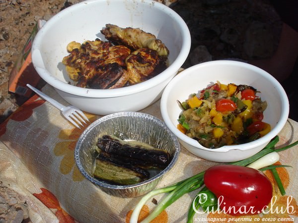 пикантная курочка и сборный салат запечённые на углях