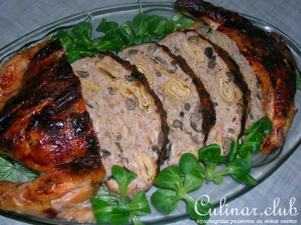 Многочисленная на сайте, но ПЕРВАЯ для меня - фаршированная КУРИЦА без костей с начинкой.
