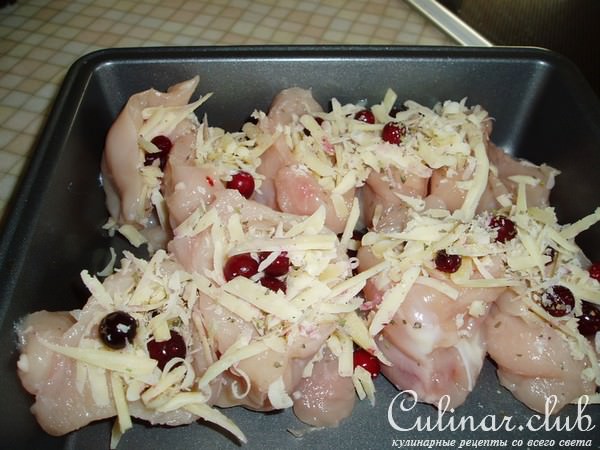Куриные кармашки с сыром и брусникой