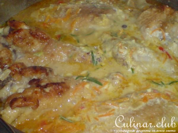 Индейка в пряном сметанном соусе с овощами