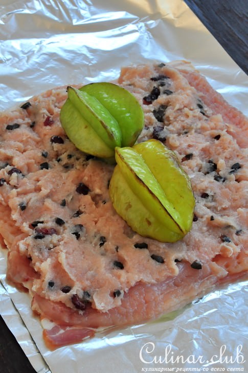 Рулет из курицы с карамболой и маслинами