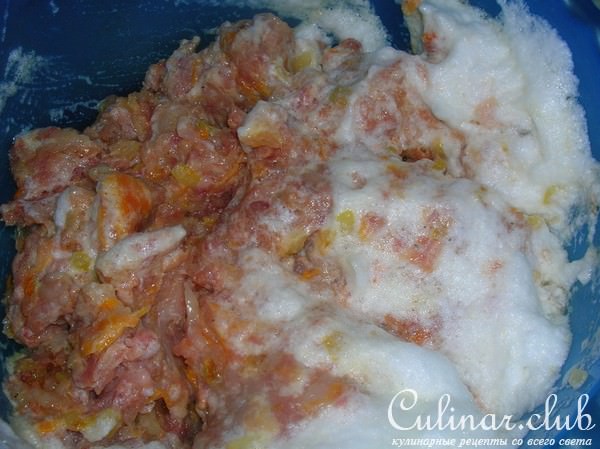 Многочисленная на сайте, но ПЕРВАЯ для меня - фаршированная КУРИЦА без костей с начинкой.