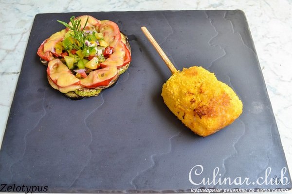 "Эскимо" из курицы с грибами и пармезаном, с рататуем и овощной сальсой.