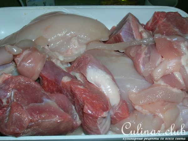 Многочисленная на сайте, но ПЕРВАЯ для меня - фаршированная КУРИЦА без костей с начинкой.