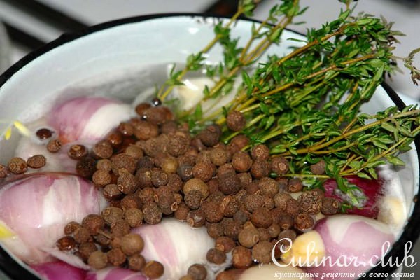 Гусь, водоплавающий в рассоле, запеченный с вкусной начинкой