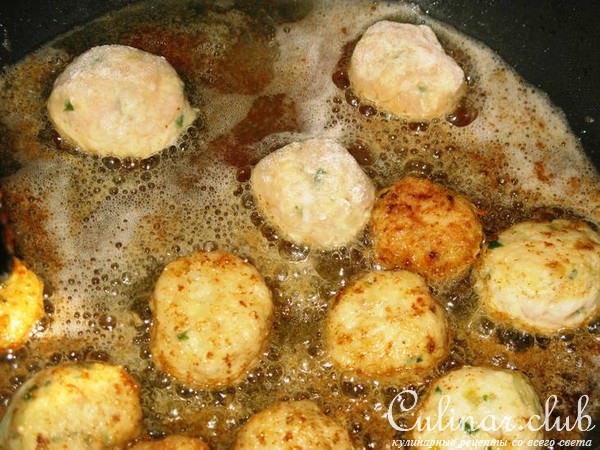 Куриные фрикадельки с сыром под сливочным соусом