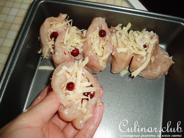 Куриные кармашки с сыром и брусникой