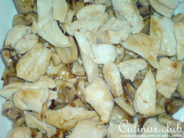 Куриная грудинка,запечённая с грибами,брокколи и миндалём