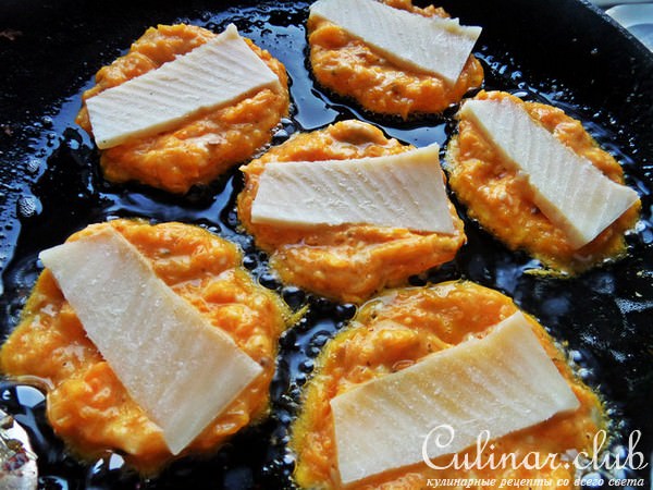 Тыквенные драники с пармезаном к курочке