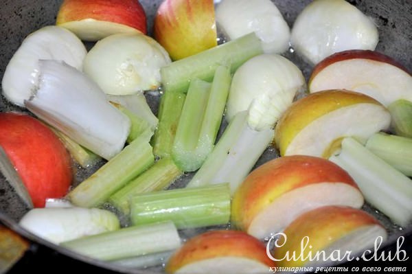 Гусь, водоплавающий в рассоле, запеченный с вкусной начинкой
