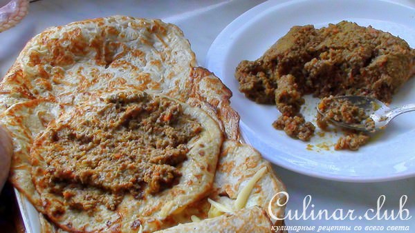 Курочка без костей, фаршированная японскими яичными блинчиками с сыром и паштетом.