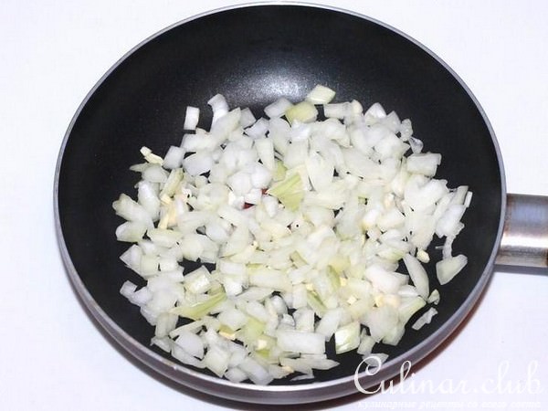 Жареная пекинская капуста с помидорами и с куриной грудкой