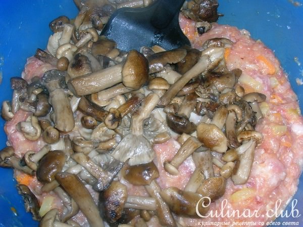 Многочисленная на сайте, но ПЕРВАЯ для меня - фаршированная КУРИЦА без костей с начинкой.