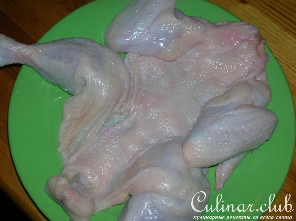 Многочисленная на сайте, но ПЕРВАЯ для меня - фаршированная КУРИЦА без костей с начинкой.