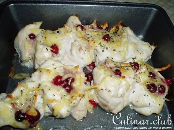 Куриные кармашки с сыром и брусникой