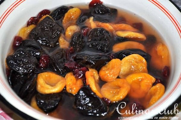 Гусь, водоплавающий в рассоле, запеченный с вкусной начинкой
