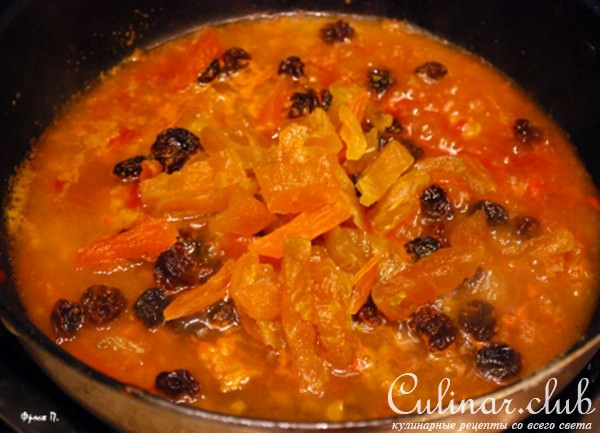 Куриные грудки с курагой и изюмом