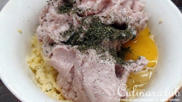 Куриные котлеты с картофелем и морковью.