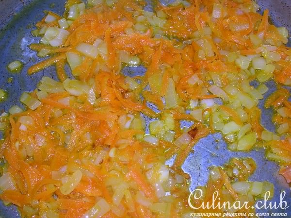 Многочисленная на сайте, но ПЕРВАЯ для меня - фаршированная КУРИЦА без костей с начинкой.
