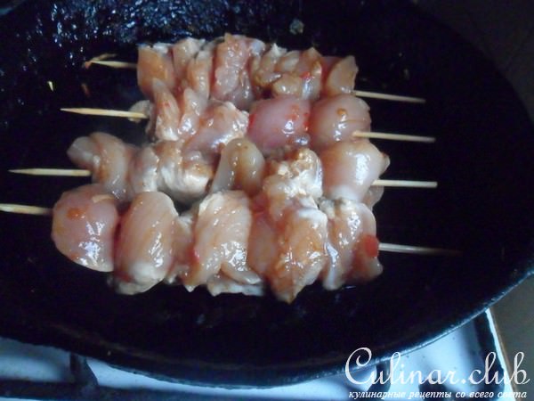 Куриные шашлычки на шпажках