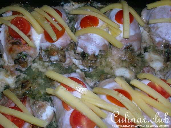 Куриные рулетики с миндально-грибной начинкой в йогуртовой заливке