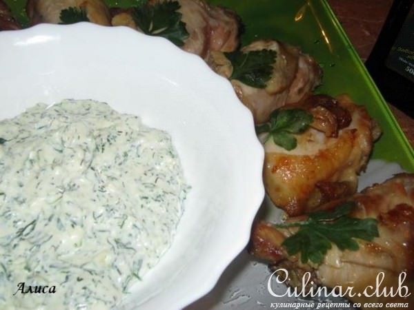 Куриные бедрышки под сырным соусом