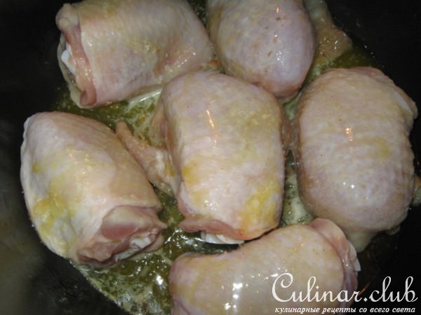 Куриные бедрышки под сырным соусом