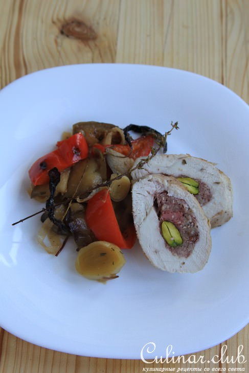 Куриные грудки, фаршированные телячьей колбасой и фисташками, под брусничным соусом