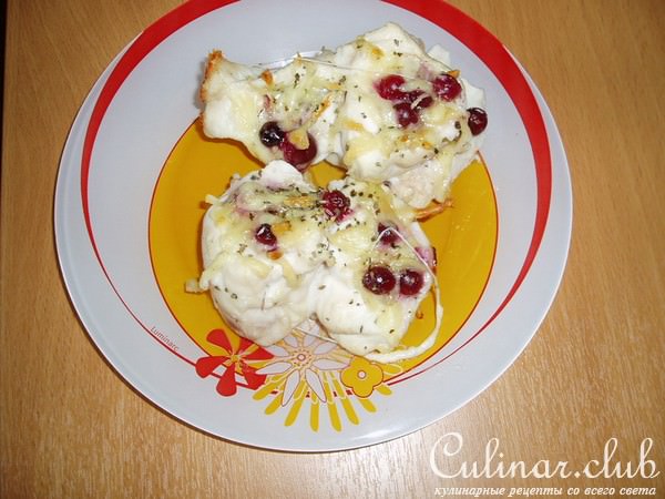 Куриные кармашки с сыром и брусникой