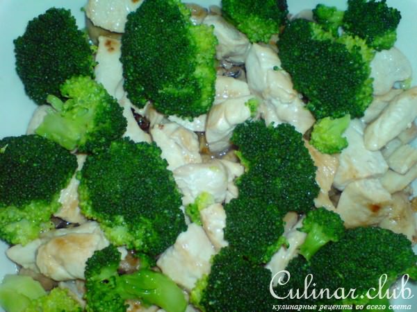 Куриная грудинка,запечённая с грибами,брокколи и миндалём