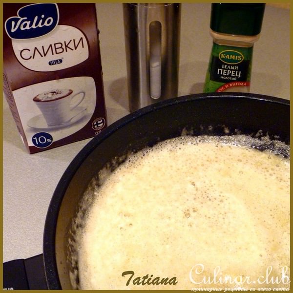 Котлеты куриные с овсяными хлопьями под сливочно-грибным соусом