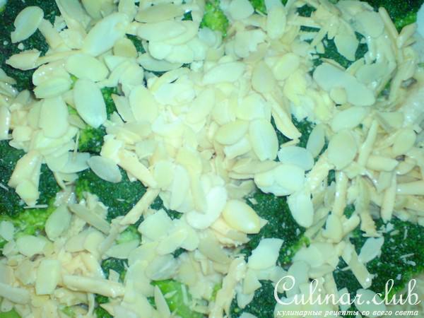 Куриная грудинка,запечённая с грибами,брокколи и миндалём