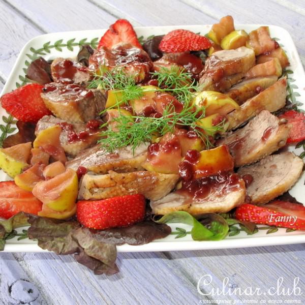 Утиная грудка под брусничным соусом (из мультиварки)