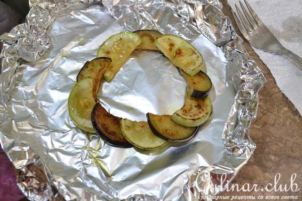 "Эскимо" из курицы с грибами и пармезаном, с рататуем и овощной сальсой.