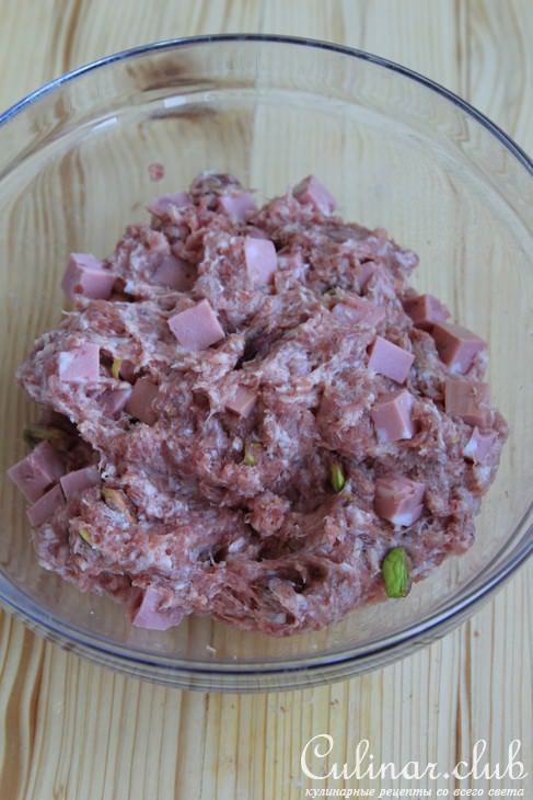 Куриные грудки, фаршированные телячьей колбасой и фисташками, под брусничным соусом